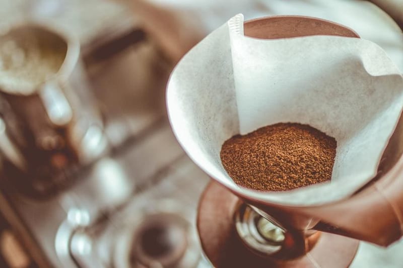 Gemahlener Kaffee im Papierfilter