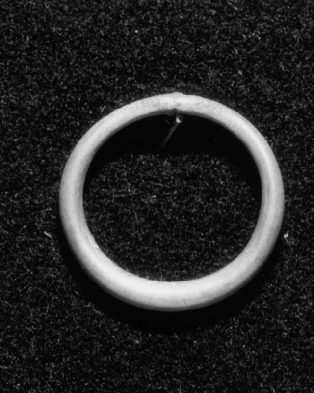 Silberner Ring auf schwarzem Grund