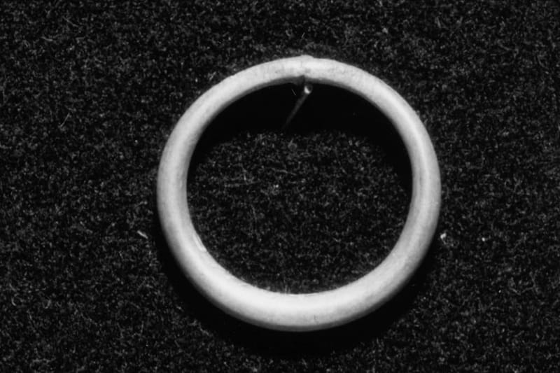 Schlichter Silberring auf dunklem Grund
