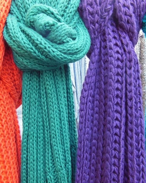 Bunte Strickschals nebeneinander