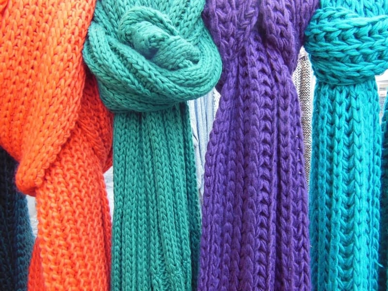 Strickschals in Rost, Petrol und Aubergine
