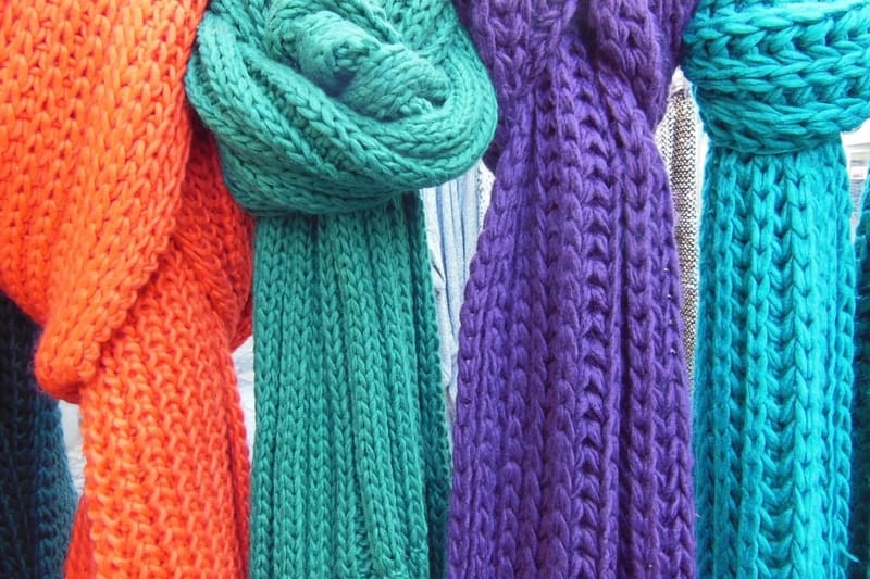 Strickschals in Rost, Petrol und Aubergine