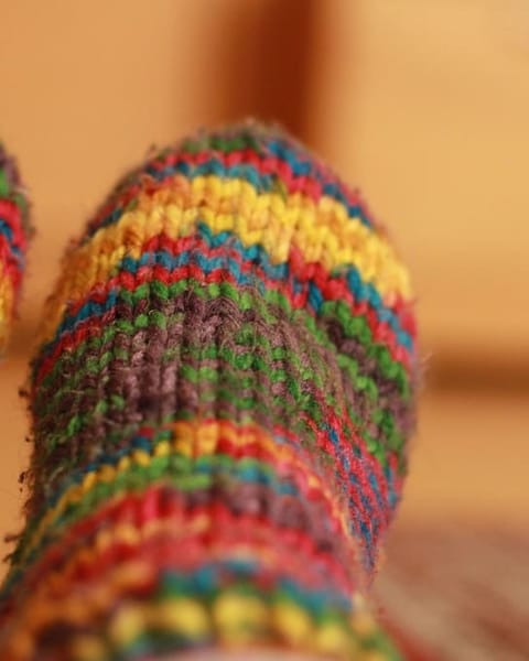 Bunt gestrickte Wollsocken