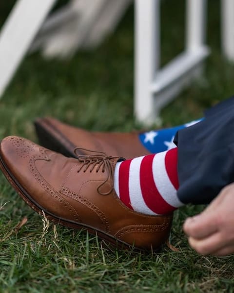 Rot-weiß gestreifte Socken zu braunen Lederschuhen