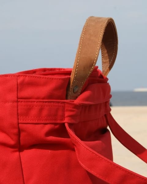 Rote Canvas-Tasche am Strand