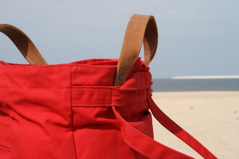 Rote Canvas-Tasche am Strand