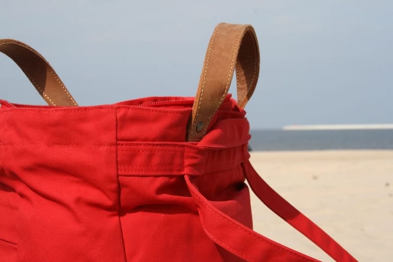 Rote Canvas-Tasche am Strand
