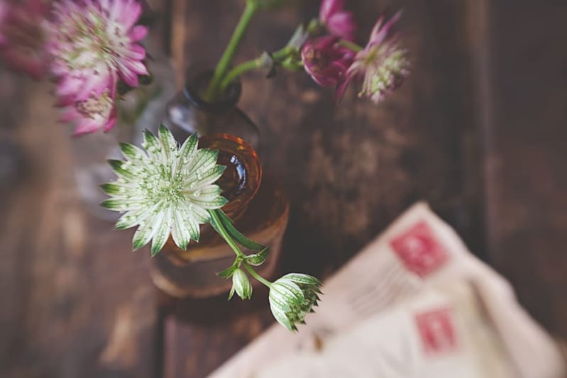 Blüten in einer kleinen Vase auf dem Schreibtisch
